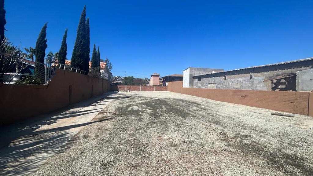 El terreno nivelado y compactado, con las bardas perimetrales del predio
